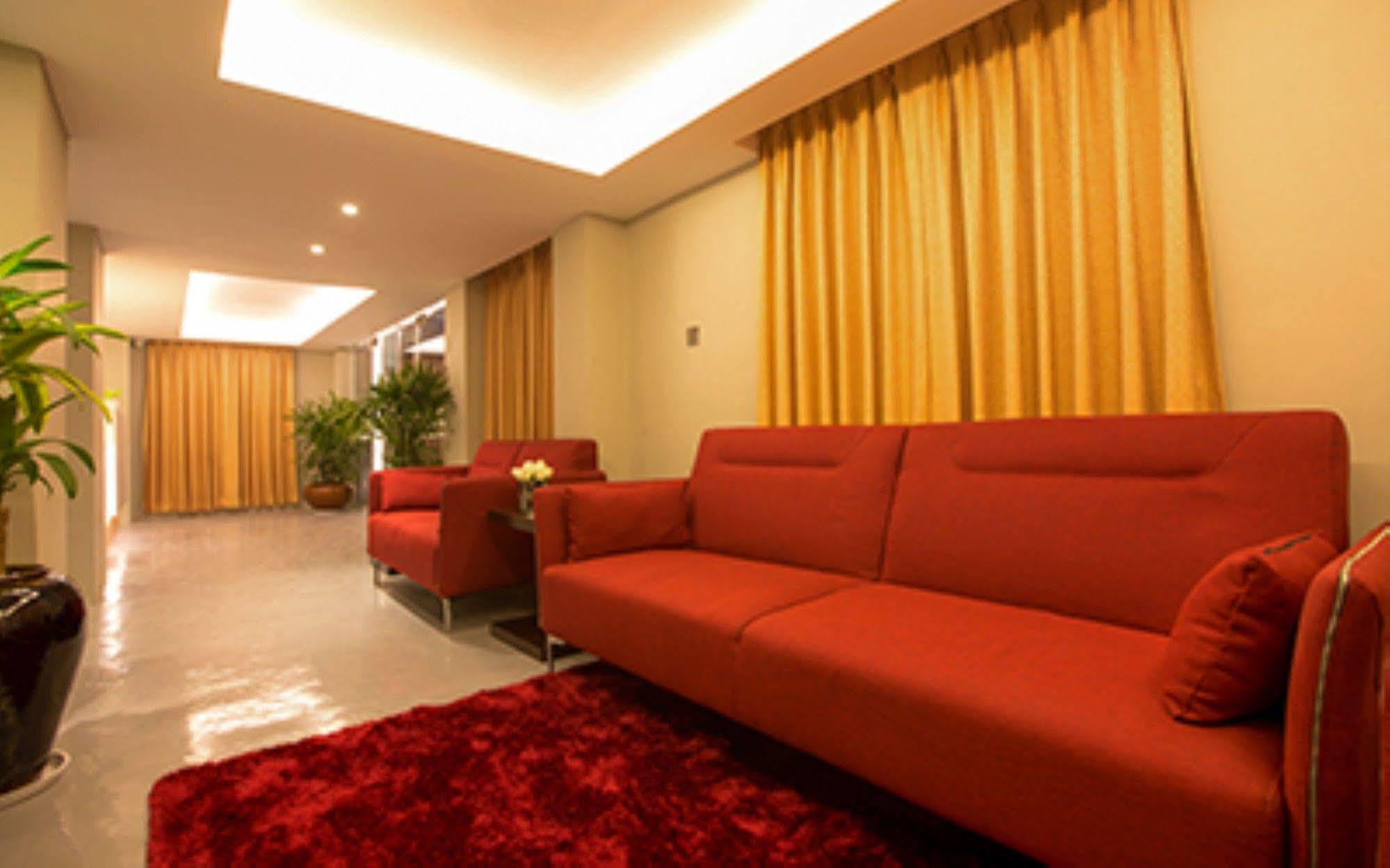Shwe Pyi San Yar Hotel Янгон Экстерьер фото