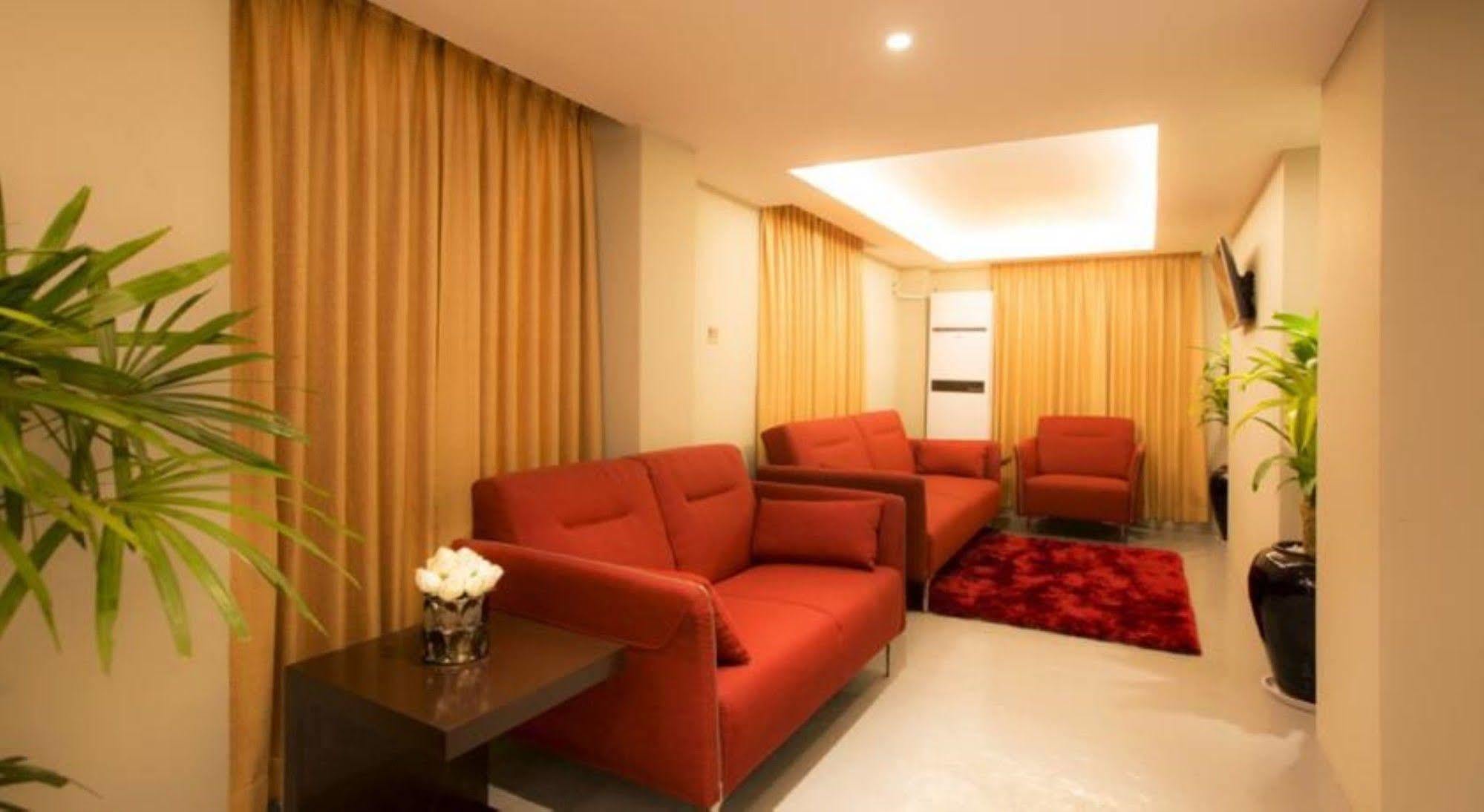 Shwe Pyi San Yar Hotel Янгон Экстерьер фото